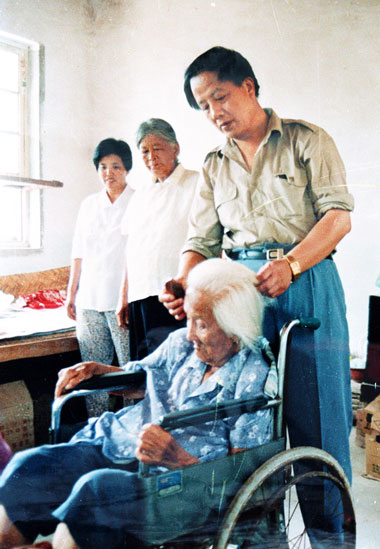 �׷�ɭ���һ����Ҹ���ǰΪ��ĸ�������׷���